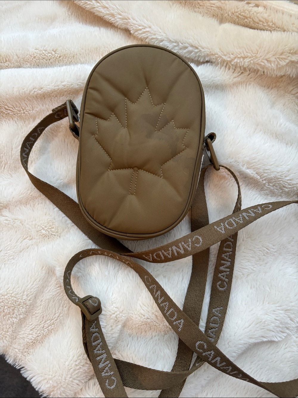 lululemon athletica Quilted Maple Leaf Crossbody in Olive Drab